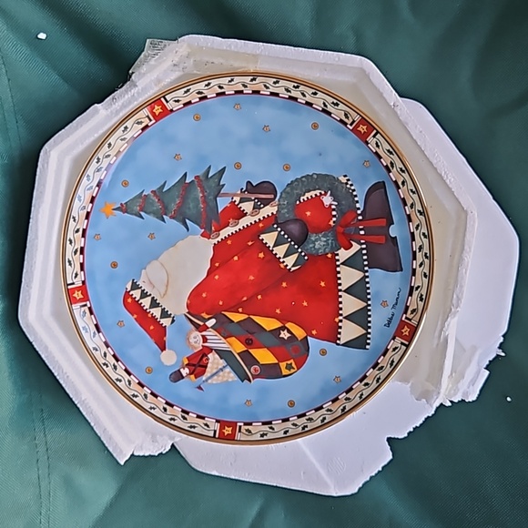 Royal Doulton Debbie Mumm Christmas Plate - Picture 1 of 3